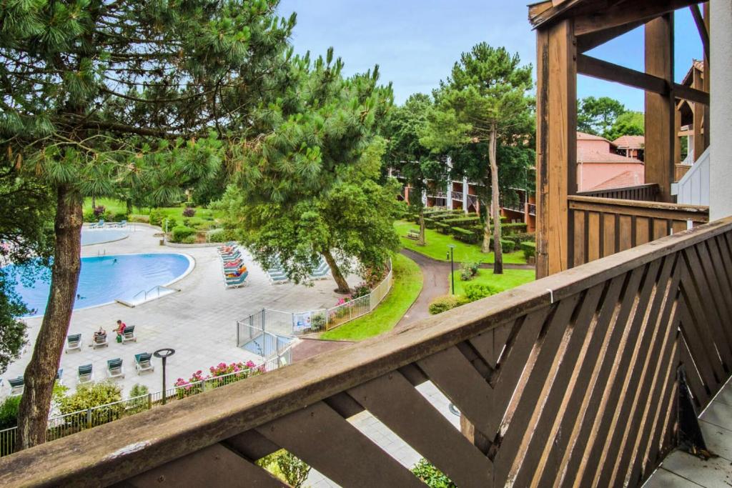 einen Balkon mit Poolblick in der Unterkunft Village Moliets - maeva Home - 2 Pièces 7 Personnes Confort MAE-2247 in Moliets-et-Maa