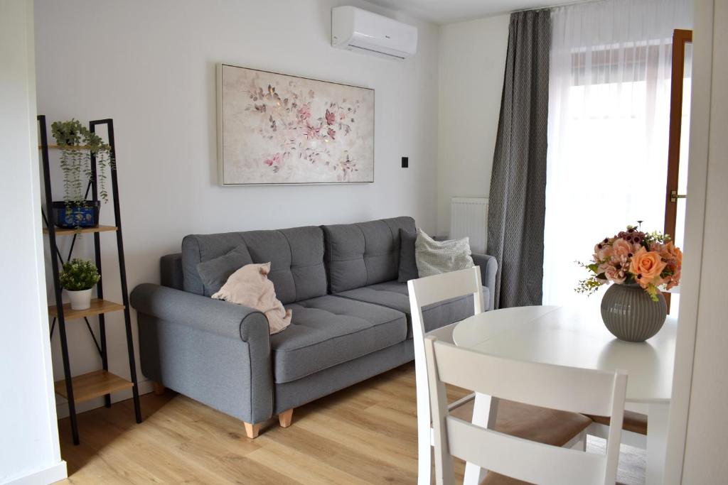 uma sala de estar com um sofá e uma mesa em MARTINUS-S SVETI MARTIN em Sveti Martin na Muri