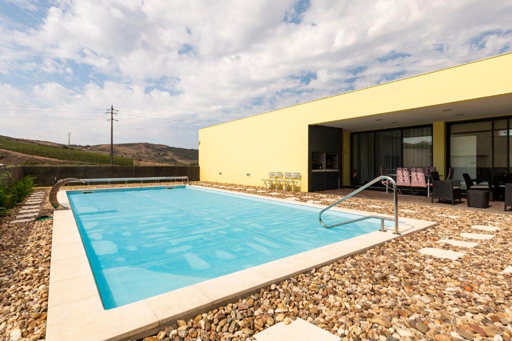 uma piscina em frente a uma casa em Casa Genne em Torres Vedras