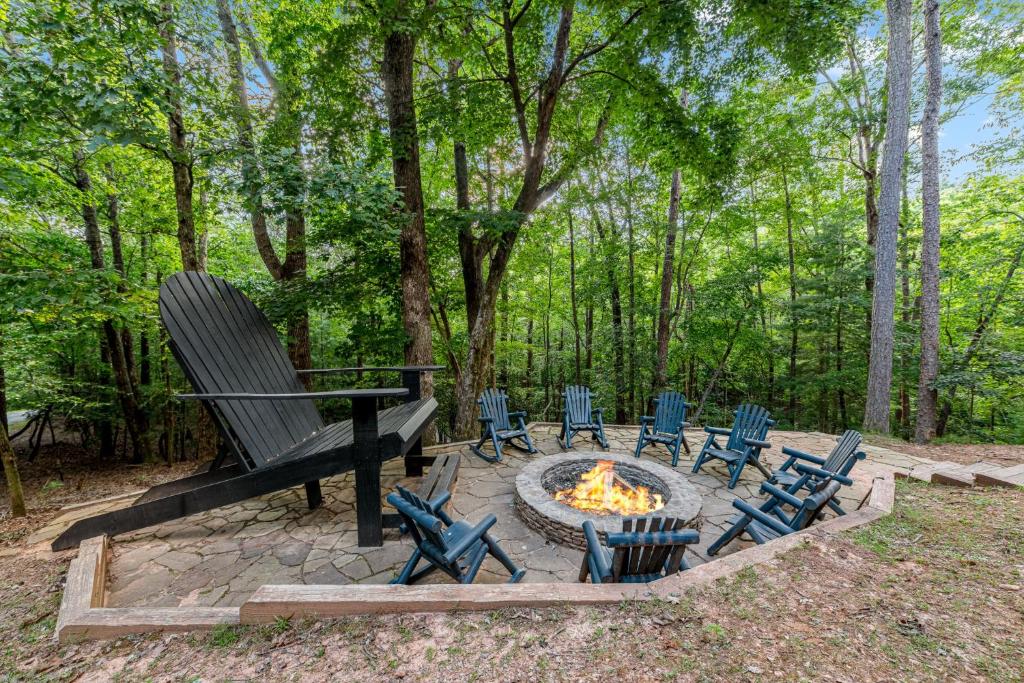 DeerWoodsLodge DOT com-Ellijay Coosawattee River-Sleeps 16-ARCADE-Hot Tub-Fire Pit-Winery's - Maison De Cinq Chambres