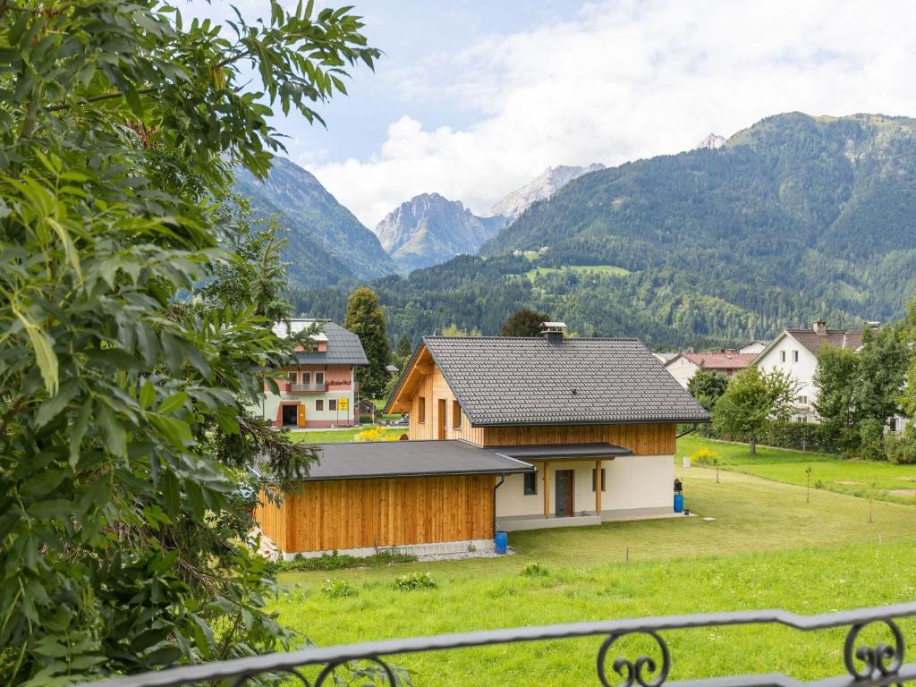 une maison dans un champ avec des montagnes en arrière-plan dans l'établissement Gailtaler apartment at an excursion location, à Kötschach-Mauthen