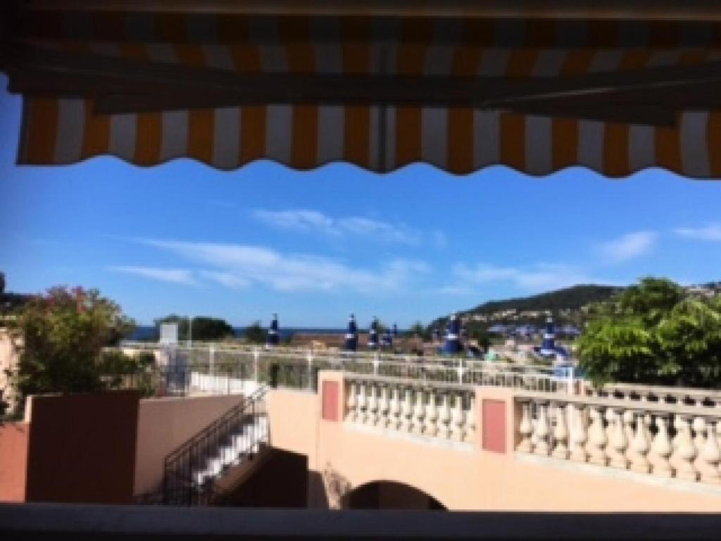 d'un balcon offrant une vue sur la ville. dans l'établissement Résidence L'Ange Gardien - maeva Home - Studio 5 Personnes - Confort MAE-2979, à Villefranche-sur-Mer