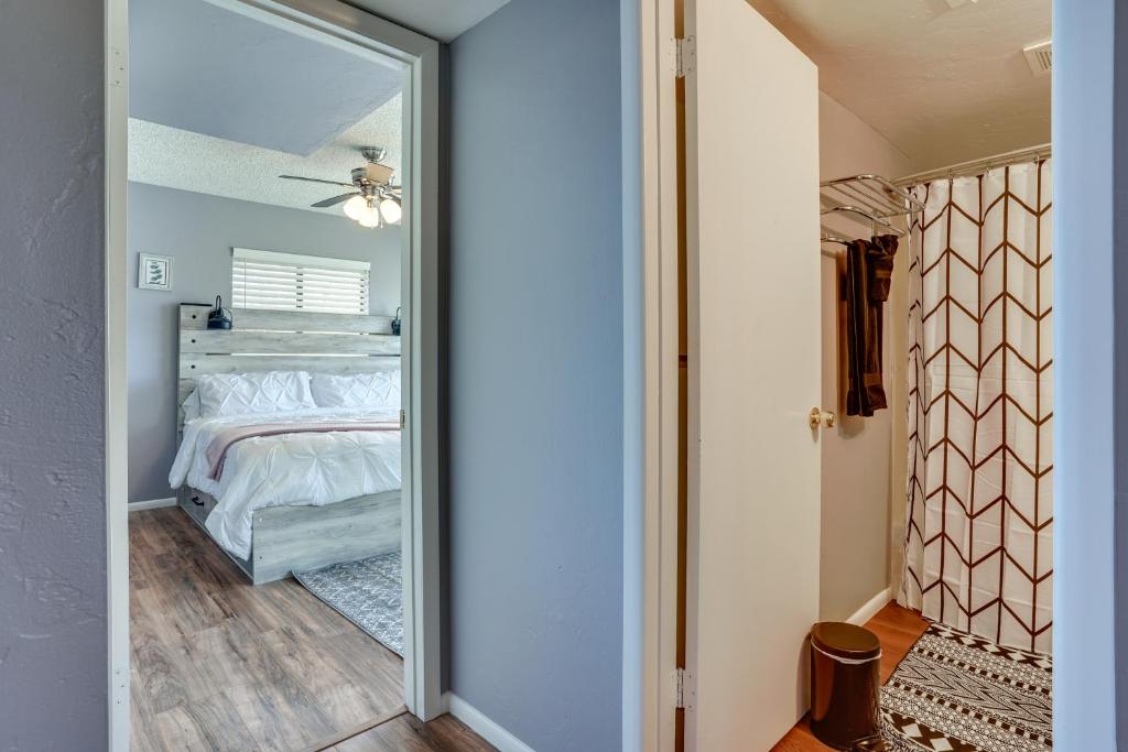 Postel nebo postele na pokoji v ubytování 1 Mi to Museum Pet-Friendly Prescott Condo