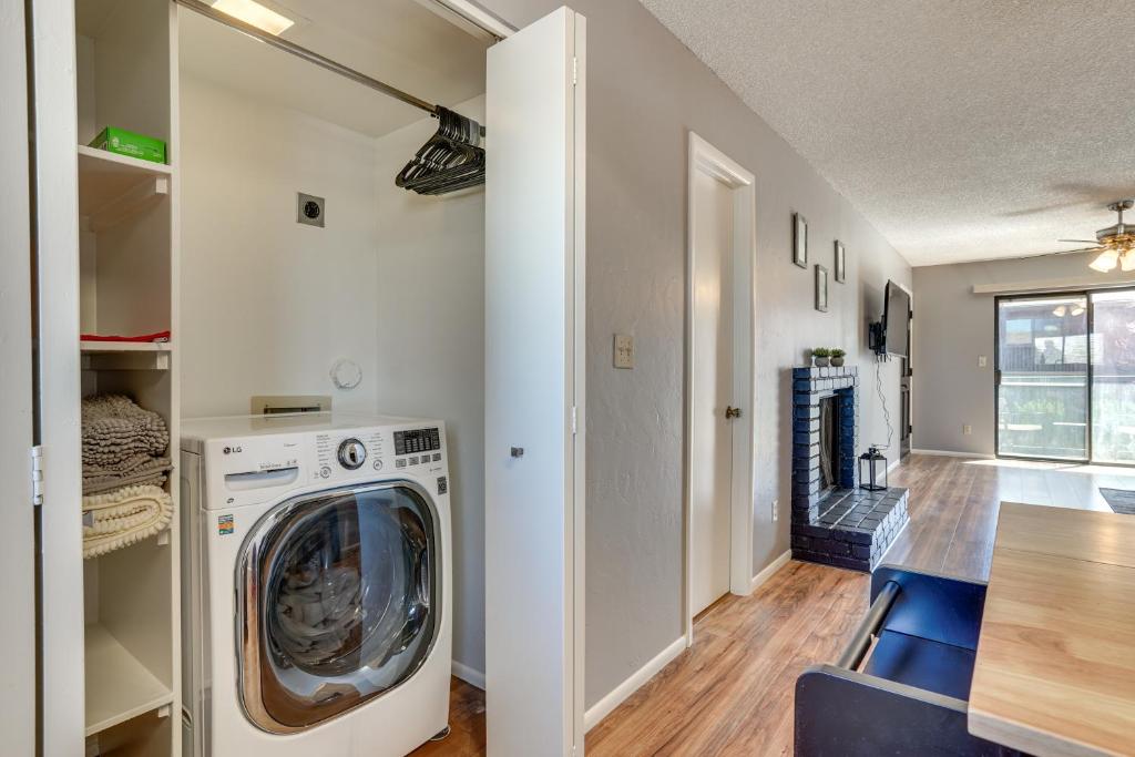 Kuchyň nebo kuchyňský kout v ubytování 1 Mi to Museum Pet-Friendly Prescott Condo