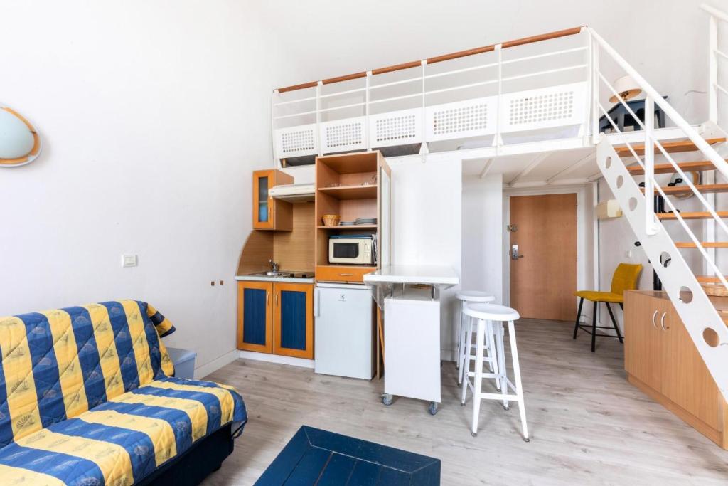 - un salon avec un canapé et une mezzanine dans l'établissement Résidence Saint Goustan - maeva Home - Studio 4 personnes Confort - Vue mer MAE-8393, au Croisic