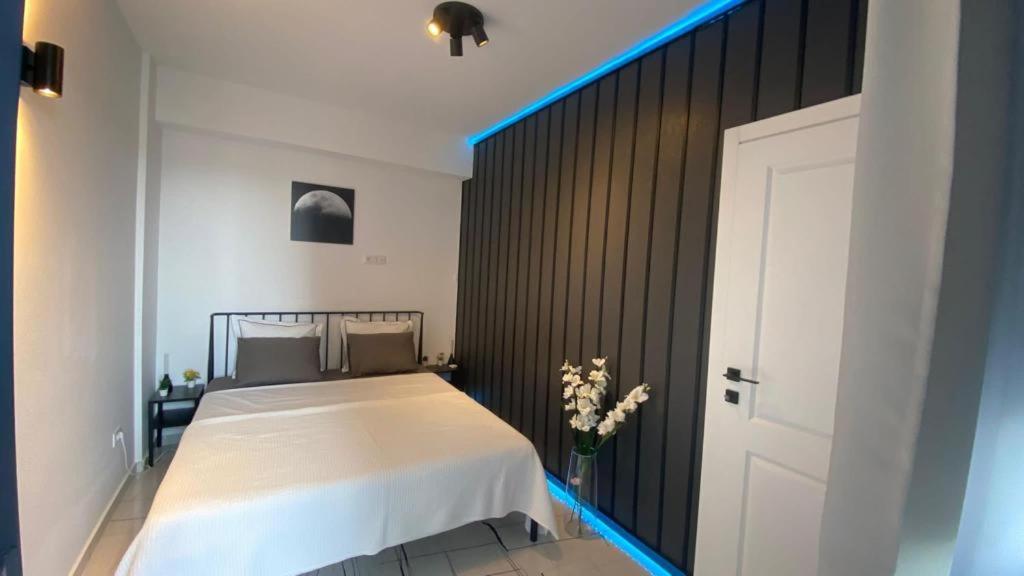 - une chambre dotée d'un lit avec une lumière bleue dans l'établissement Q Luxury Apartment - Palas Center, à Iaşi