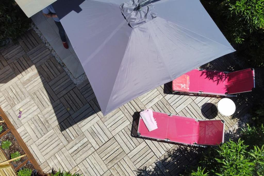 une vue de tête sur un parapluie et deux tables dans l'établissement LA VILLA DE AUDREY MER ET MONTAGNE, à Santa-Lucia-di-Moriani