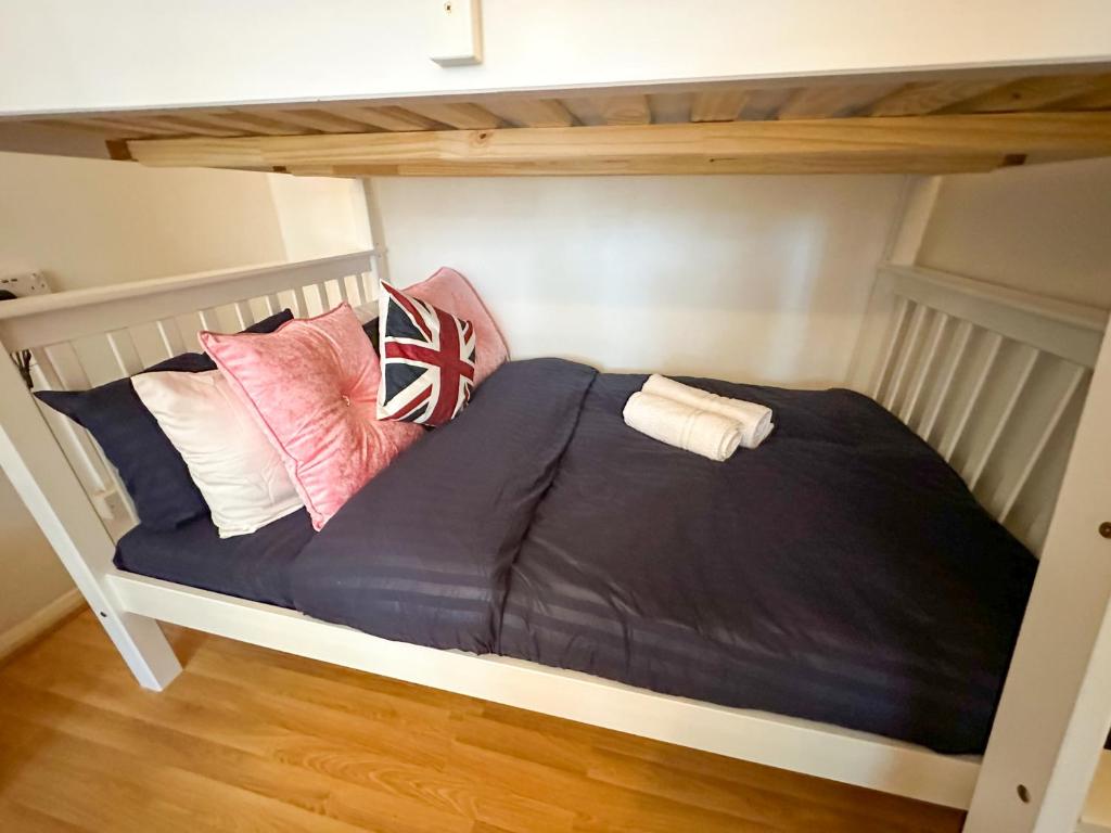 ロンドンにある36 O’Leary squareの二段ベッド(上段に枕付)