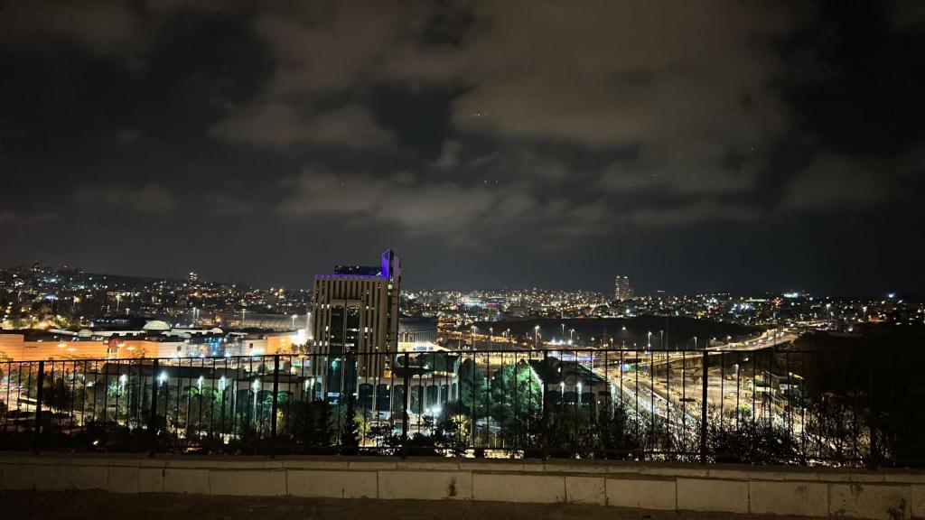 - Vistas a la ciudad por la noche con luces en Jerusalem MALHA View, en Jerusalén
