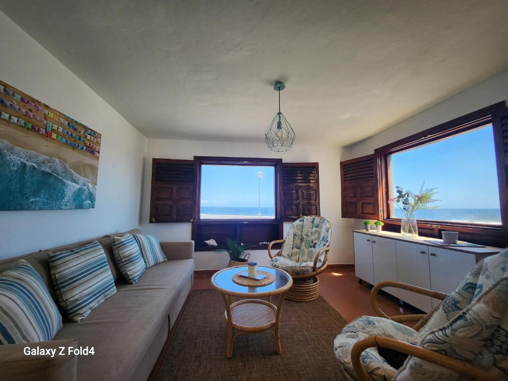 uma sala de estar com um sofá e uma mesa em Villa Salada on the Ocean Shore em Caleta de Fuste