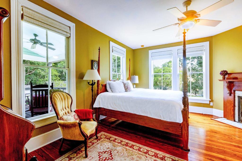 Inspiration Room at Camellia Rose Inn Downtown - Housity