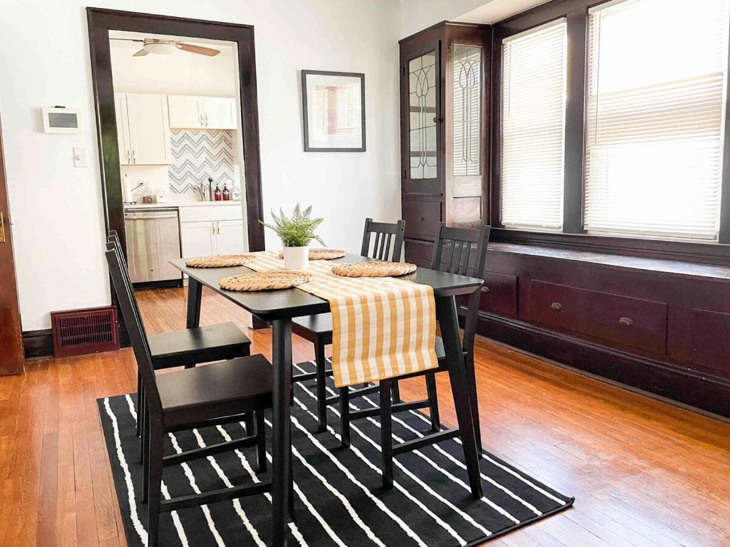 Lovely West Cleveland Apartment Up, Parking Pets!, USA