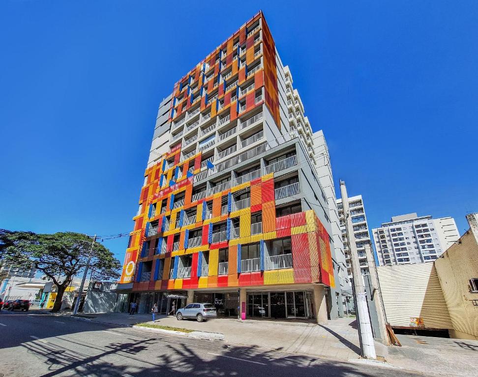 un grand bâtiment avec des fenêtres colorées sur une rue de la ville dans l'établissement ON Imarés, à São Paulo