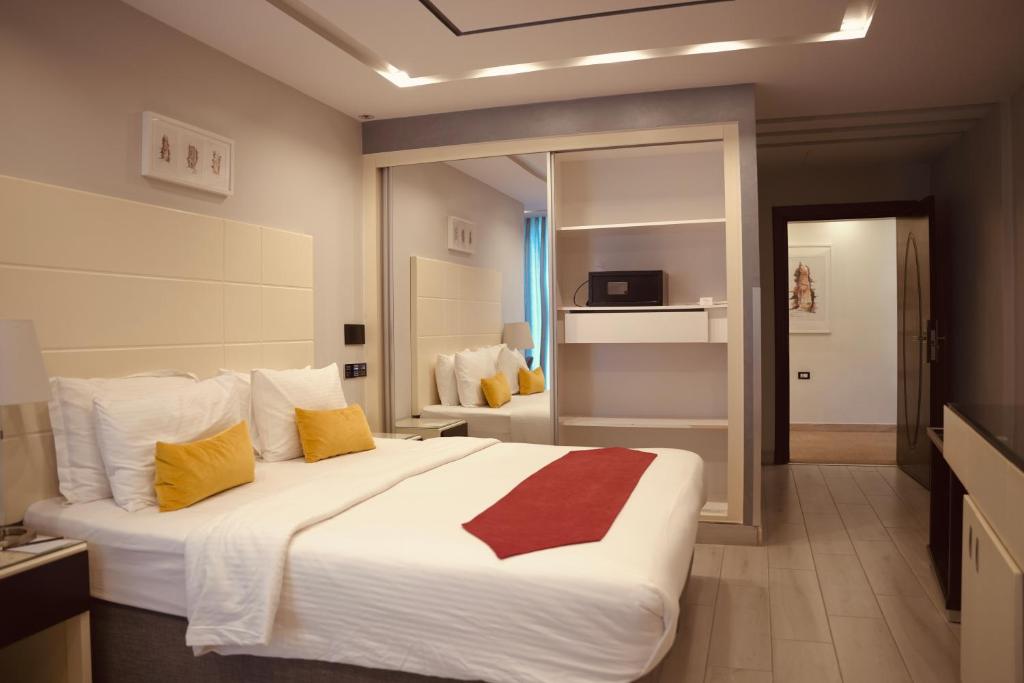 Petra Boutique Hotel tesisinde bir odada yatak veya yataklar