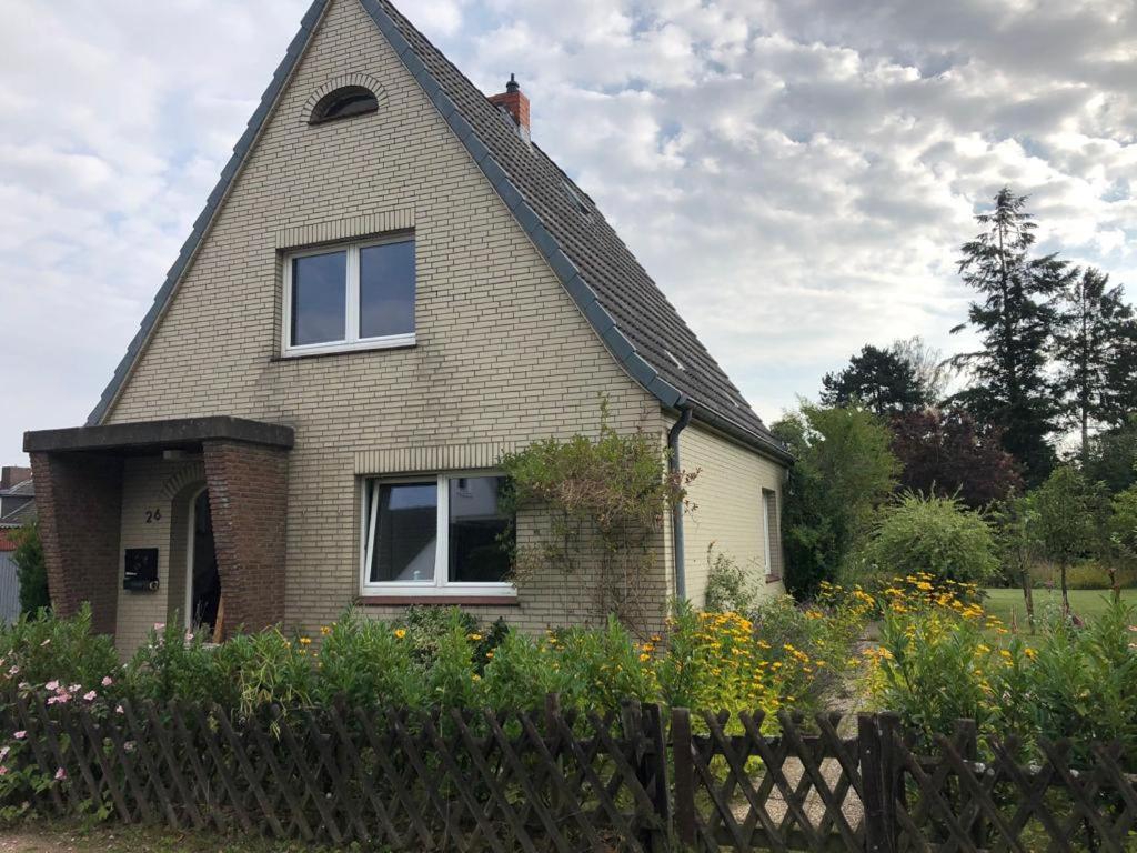 a house with a gambrel roof and a fence at FeWo-Schnoor in Lübeck