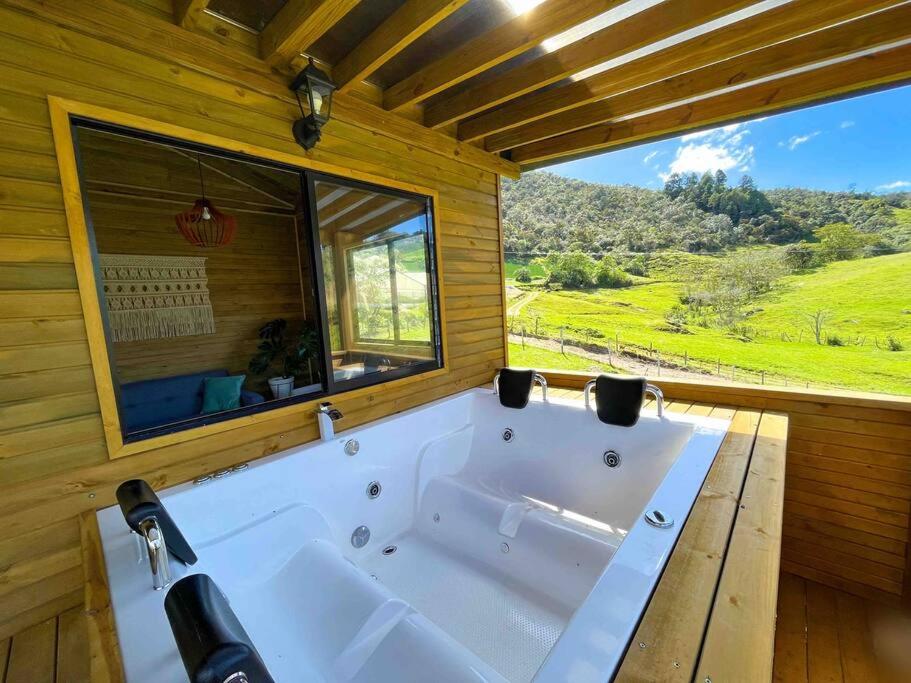 Um banheiro em Villa moderna con jacuzzi en la naturaleza