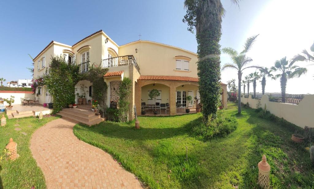 una casa grande con un camino que conduce a un patio en Lara House 1, en Agadir