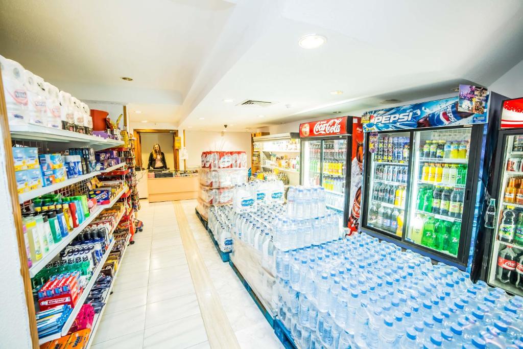 Supermarket nebo jiné obchody v  aparthotelu nebo okolí