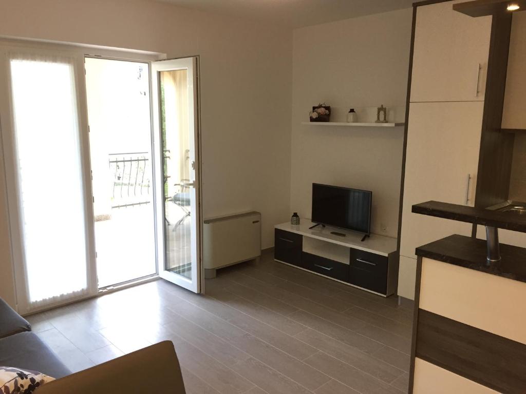 Telewizja i/lub zestaw kina domowego w obiekcie Apartments Sanbrandin
