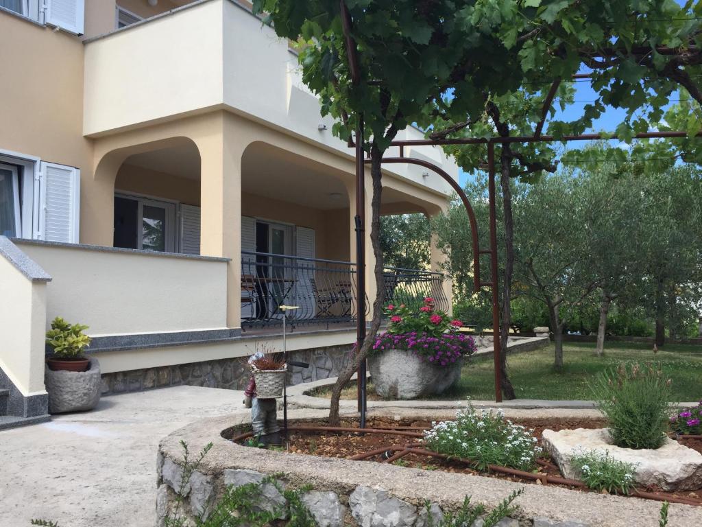 Ogród w obiekcie Apartments Sanbrandin