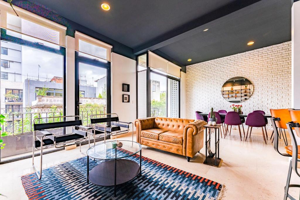 una sala de estar con un sofá y una mesa en NEW Perfect Location 24 Hours Security Free Parking, en Ciudad de México
