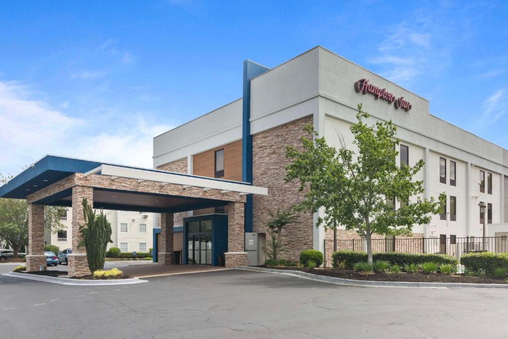 - une vue de devant d'un bâtiment avec garage dans l'établissement Hampton Inn Atlanta-Woodstock, à Woodstock