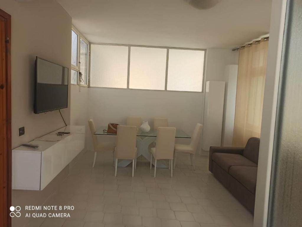 ein Wohnzimmer mit einem Tisch und einem Sofa in der Unterkunft House San cataldo in San Cataldo