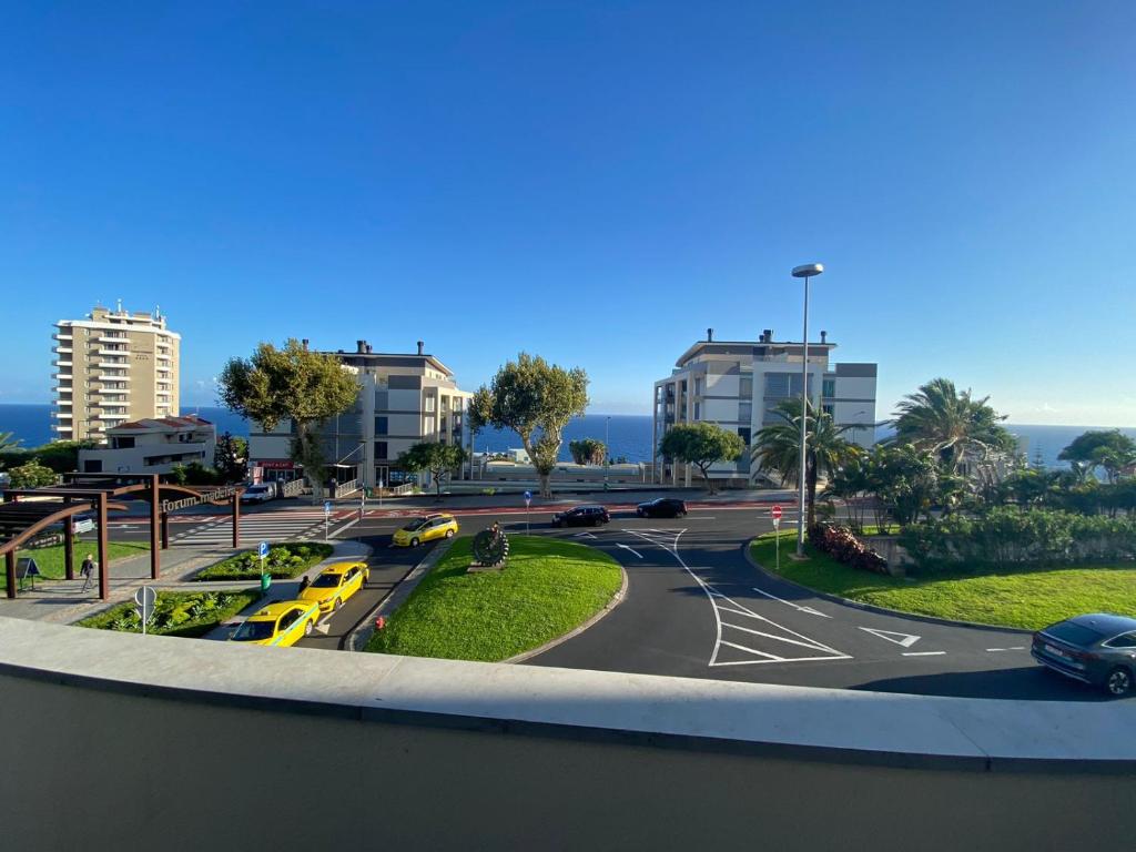 - une vue sur une rue avec des voitures dans l'établissement Seaview Nice&Easy - Free parking, à Funchal