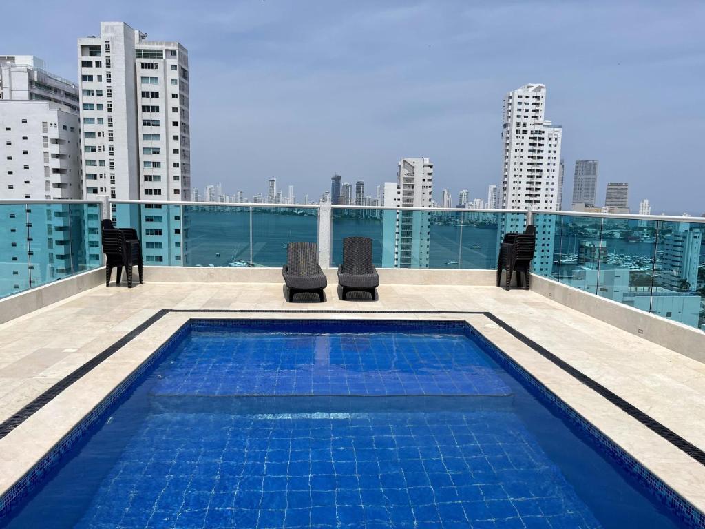 una piscina sul tetto di un edificio di Wynwood Las Flores in Cartagena a Cartagena de Indias