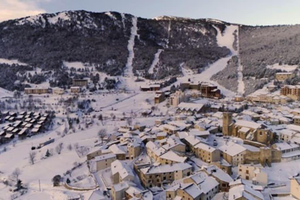 widok z powietrza na miasto w śniegu w obiekcie Studio cabine 4 personnes Résidence Le Péric A Terrasse avec vue w mieście Les Angles