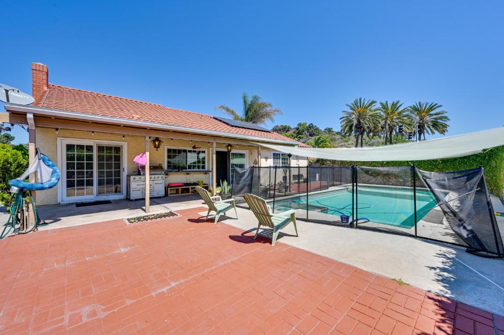 uma casa com piscina com toldo retráctil em Chula Vista Vacation Rental with Private Pool and Spa! em Chula Vista