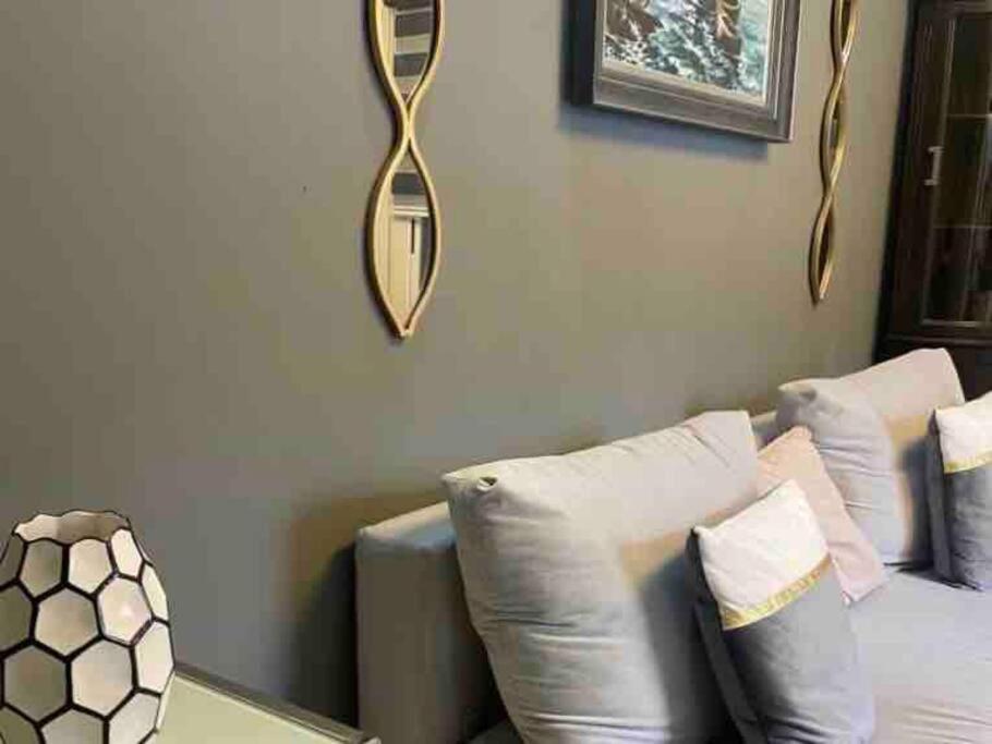 ein Schlafzimmer mit einem Sofa und einem Spiegel an der Wand in der Unterkunft Moderna Suite en Machala in Machala
