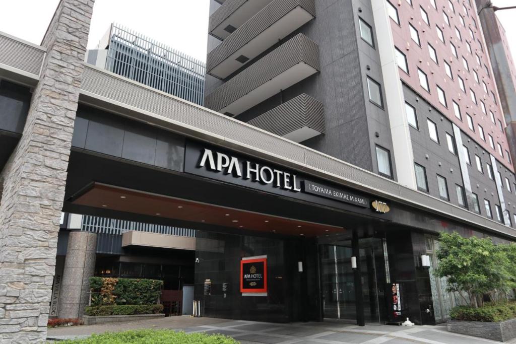 富山市にあるAPA Hotel Toyama-Ekimae Minamiのアパホテルを読み取る看板のある建物
