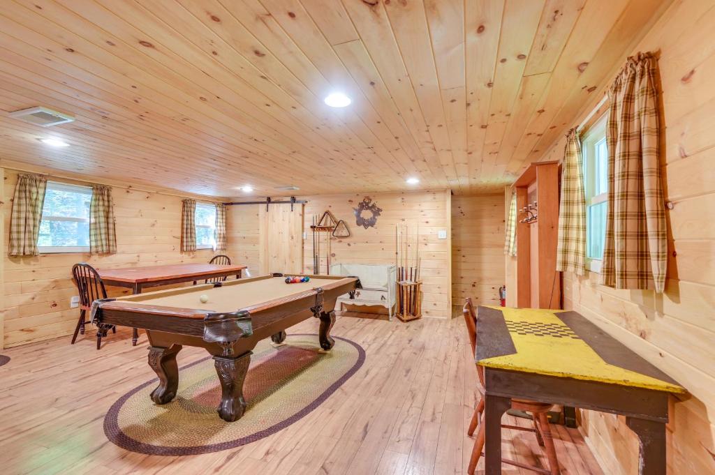 una sala de juegos con mesa de billar en una cabaña de madera en Serene Centre Hall Cabin with Stream On-Site! en Centre Hall