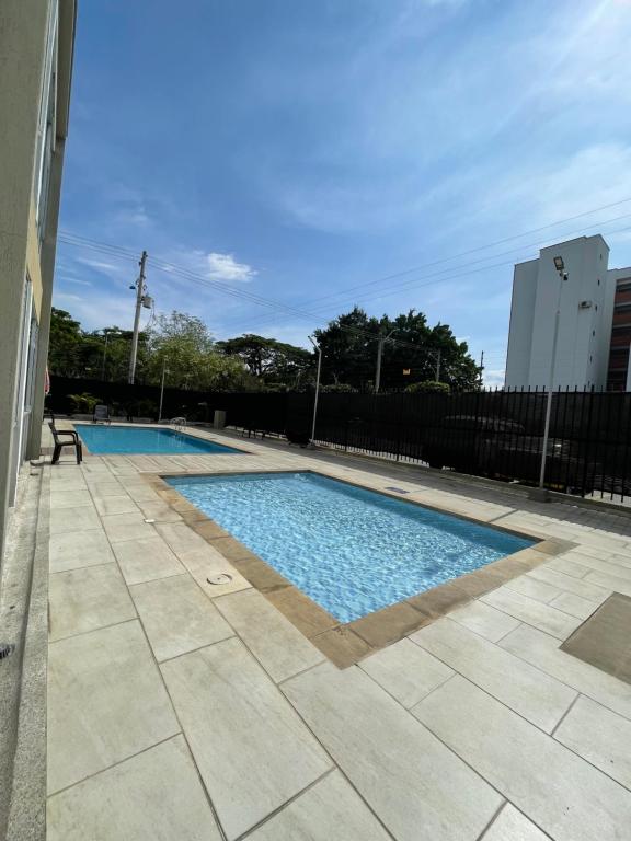 una piscina en un patio junto a un edificio en Apartamento sur de cali, en Cali