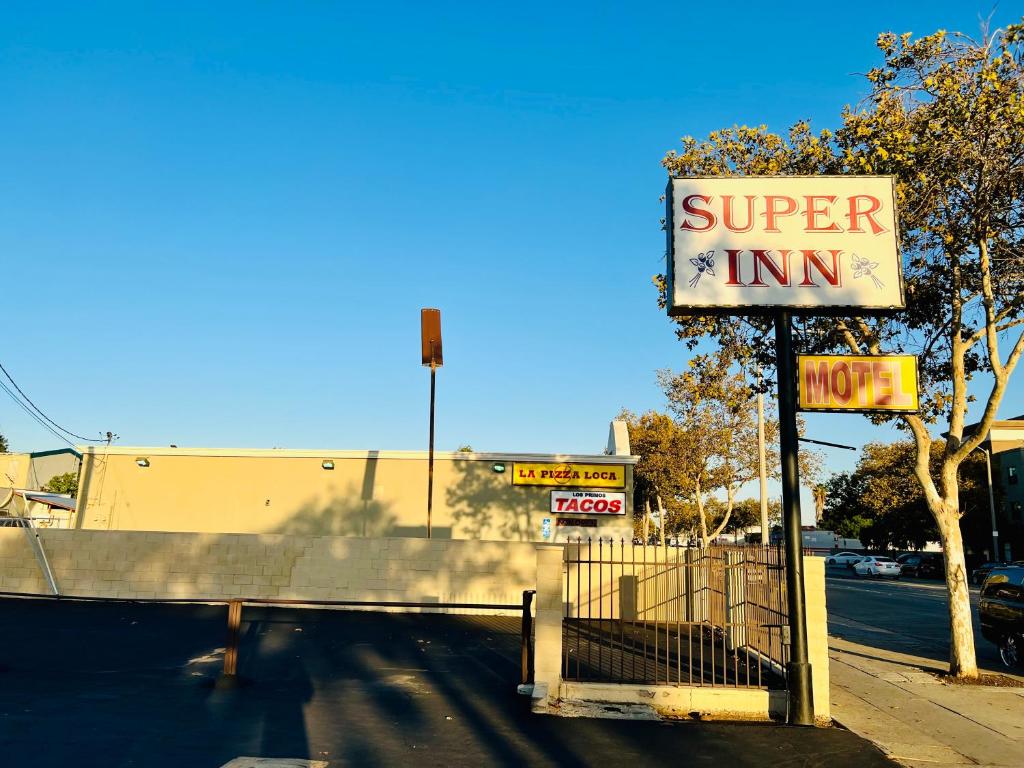 una señal para una posada en el lado de una calle en Super Inn motel By Downtown Pomona, en Pomona