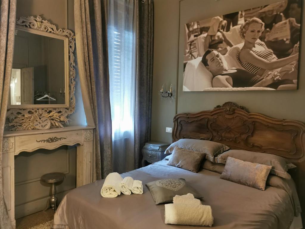 sypialnia z łóżkiem i lustrem w obiekcie L'Antico Lido Venice w Lido di Venezia