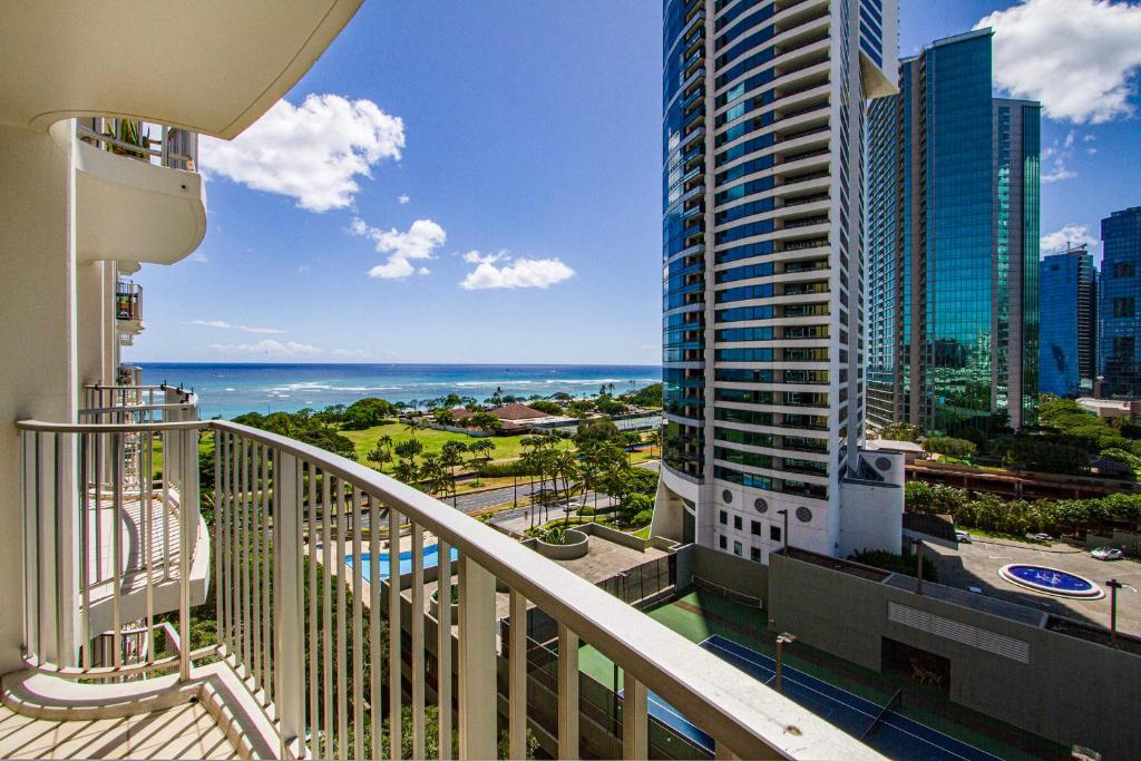 een balkon met uitzicht op de oceaan bij Home away from home 2 bdr Ocean views 1350AM in Honolulu