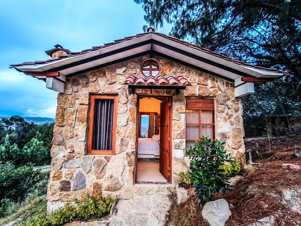 mały kamienny dom na zboczu wzgórza w obiekcie Casa Piedra w mieście Santa Sofía