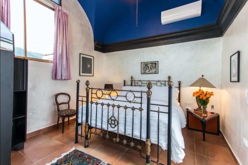 Postel nebo postele na pokoji v ubytování Garlands Del Rio Riverside Boutique Hotel