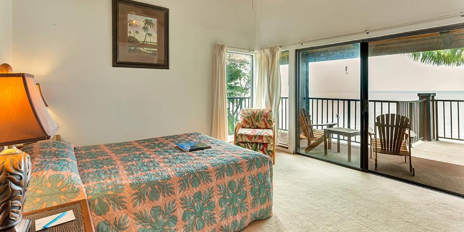 カウナカカイにあるMolokai Shores by HIのベッドとバルコニー付きのホテルルーム