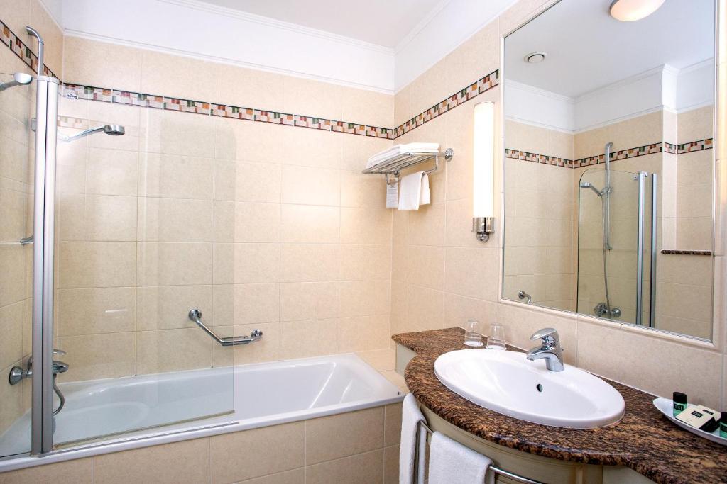 A bathroom at Danubius Hotel Astoria City Center