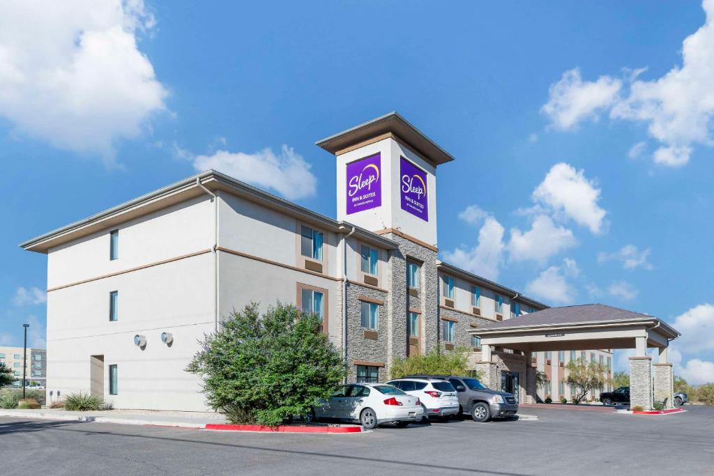 un hôtel avec des voitures garées dans un parking dans l'établissement Sleep Inn & Suites Carlsbad Caverns Area, à Carlsbad