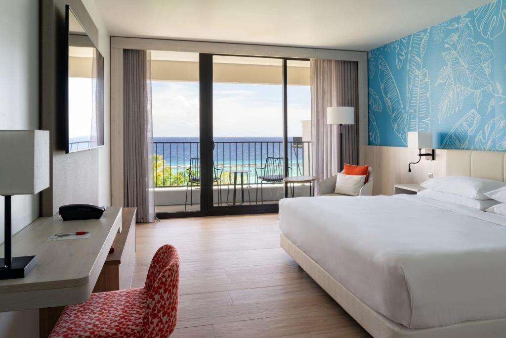 Postel nebo postele na pokoji v ubytování Curaçao Marriott Beach Resort