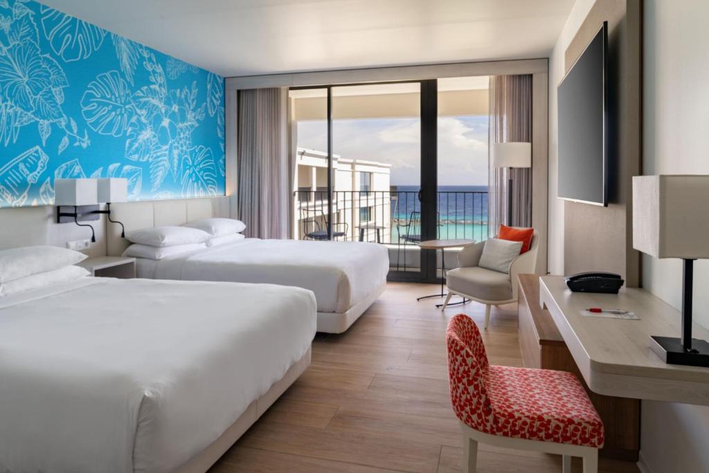 Postel nebo postele na pokoji v ubytování Curaçao Marriott Beach Resort