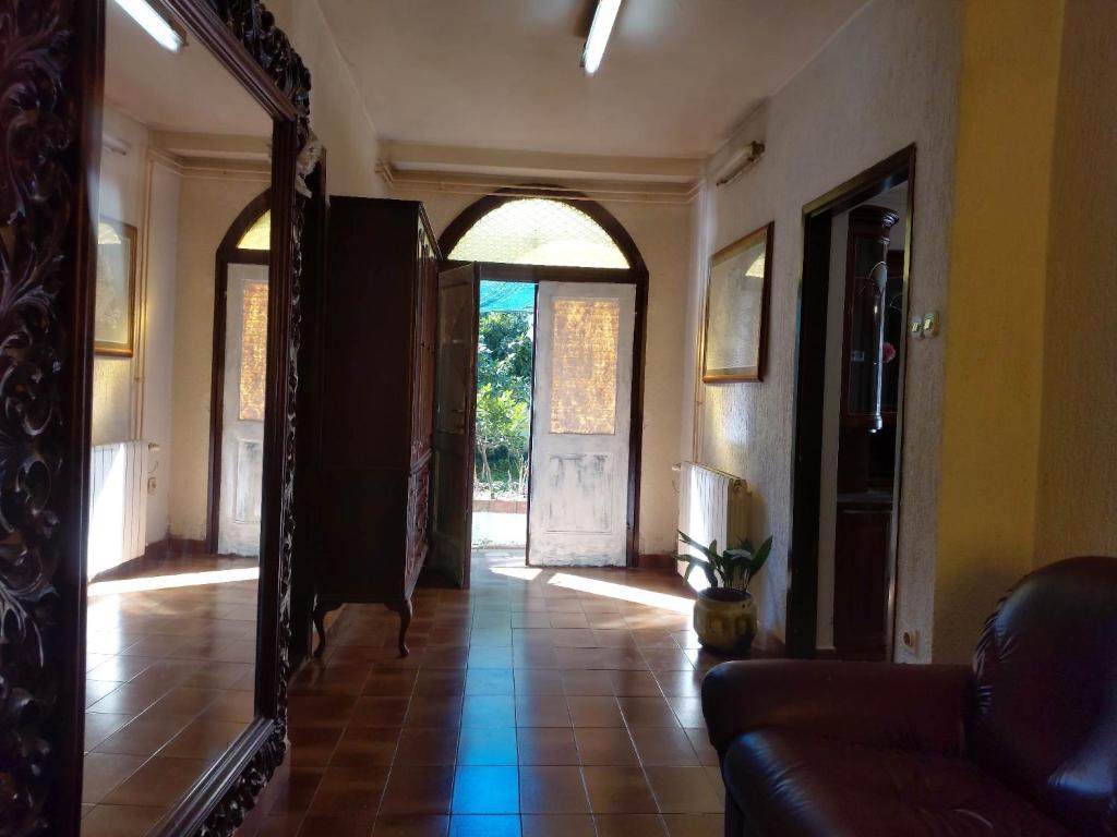 pasillo con espejo y sofá en la habitación en Guest House Amfiteatar Pula, en Pula