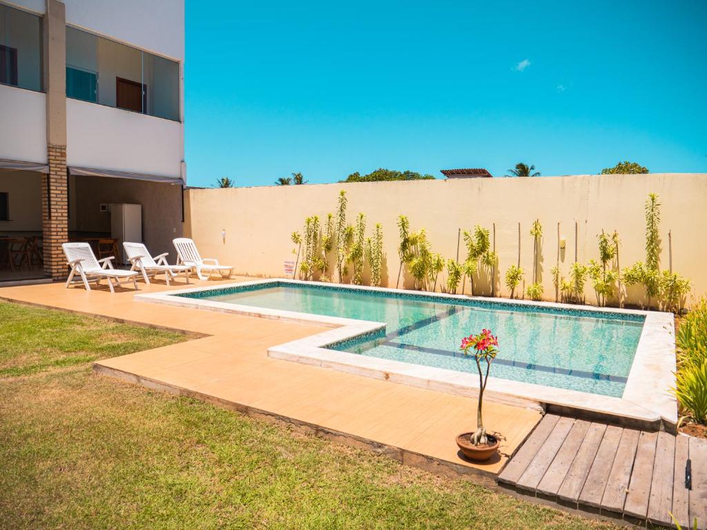 una piscina en el patio trasero de una casa en Pousada Reobote, en São Miguel do Gostoso