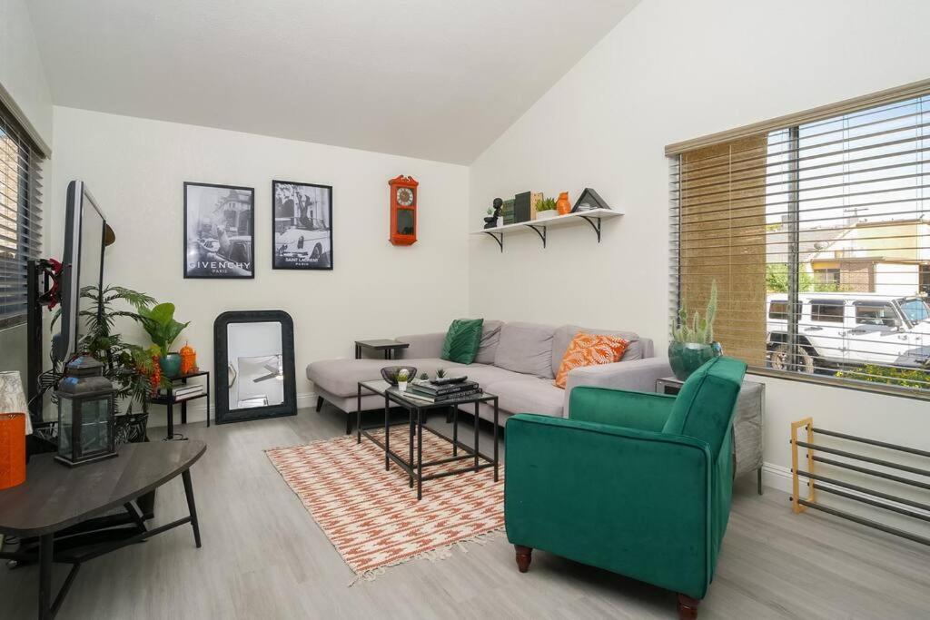 uma sala de estar com um sofá e uma mesa em Stylish 3 bedroom home near the Las Vegas Strip em Las Vegas