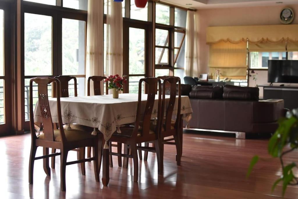 Il dispose d'une cuisine et d'une table à manger avec des chaises. dans l'établissement Serenity on a 1740m² land, à Lembang