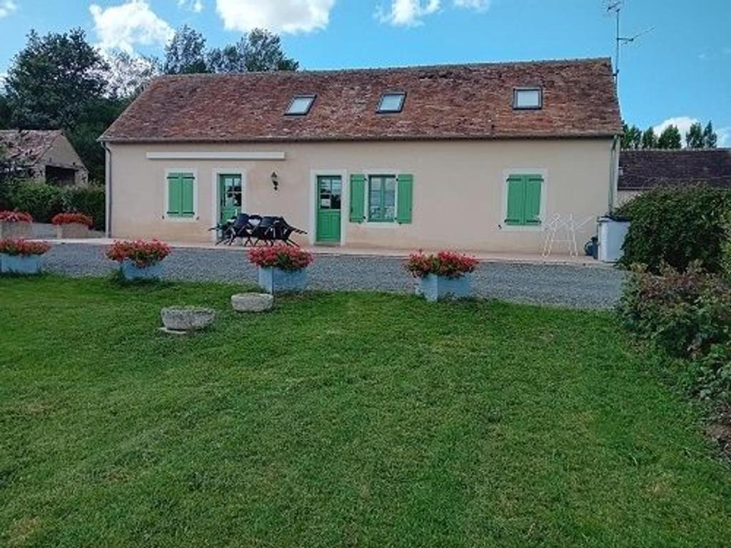 a house with a cow in front of it at Ancien corps de ferme restauré avec jardin clos, proche A11, 3 chambres, barbecue, calme garanti - FR-1-410-343 in Le Bailleul